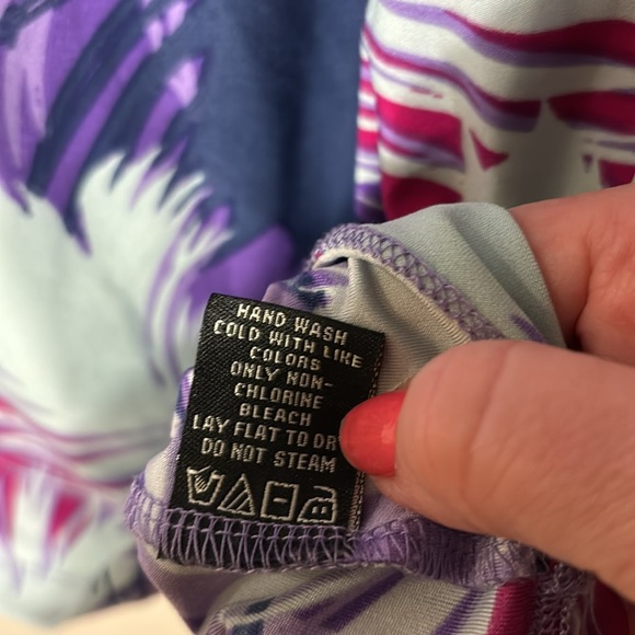 BCBG Maxazria size M gently worn . Great for the summer Pretty shades of purple - Picture 5 of 5